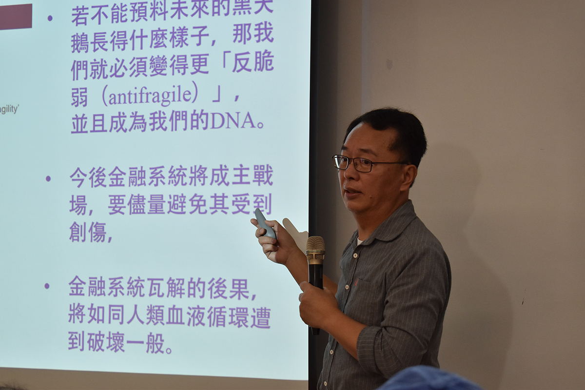  陳鴻達引述烏克蘭央行在受獎感言來強調金融系統的重要性。 圖：台灣獨立建國聯盟提供