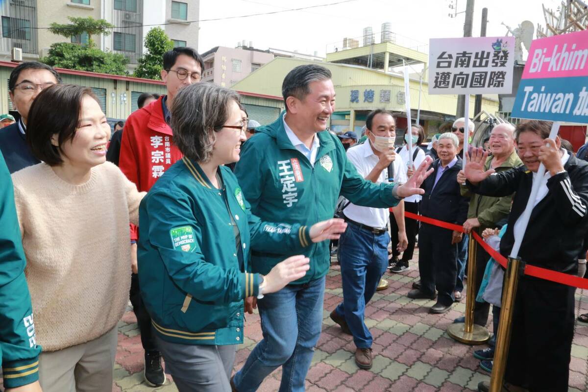  蕭美琴返回故鄉台南替王定宇站台。 圖：賴清德競總提供 