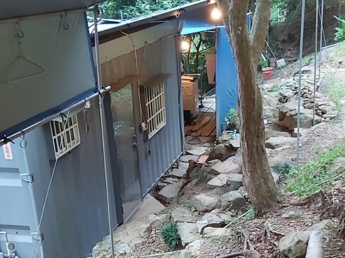  翁達瑞表示，在不能改建的情況下，他的家人在路旁整了一塊平地，打算放置一個經過裝潢的貨櫃，作為梳洗與休息的場所。 圖：取自翁達瑞臉書