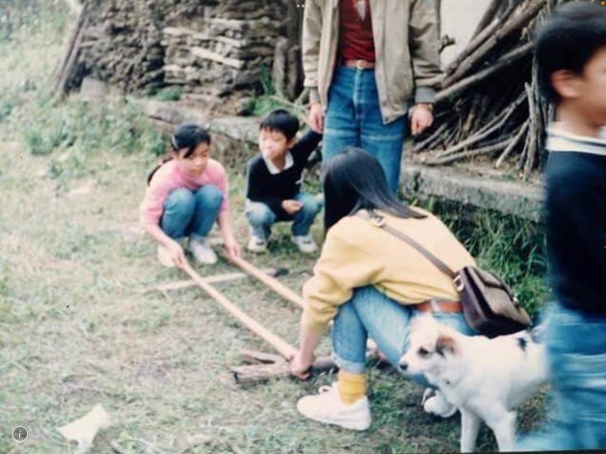  翁達瑞指出，他老家的房舍已不堪居住，家裡的小孩只能在長滿雜草的前院玩耍。 圖：取自翁達瑞臉書 