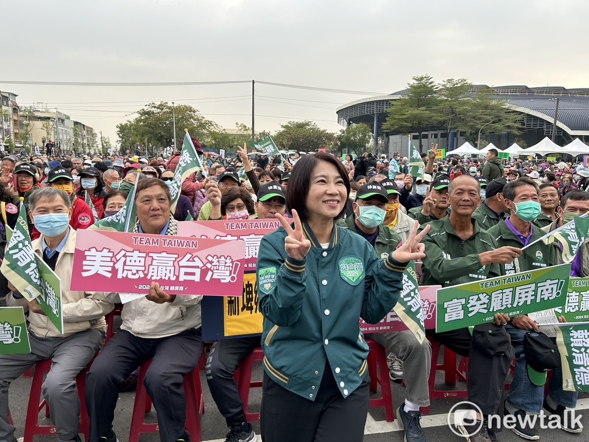  周春米與在場支持者互動。 圖：黃宣尹攝 