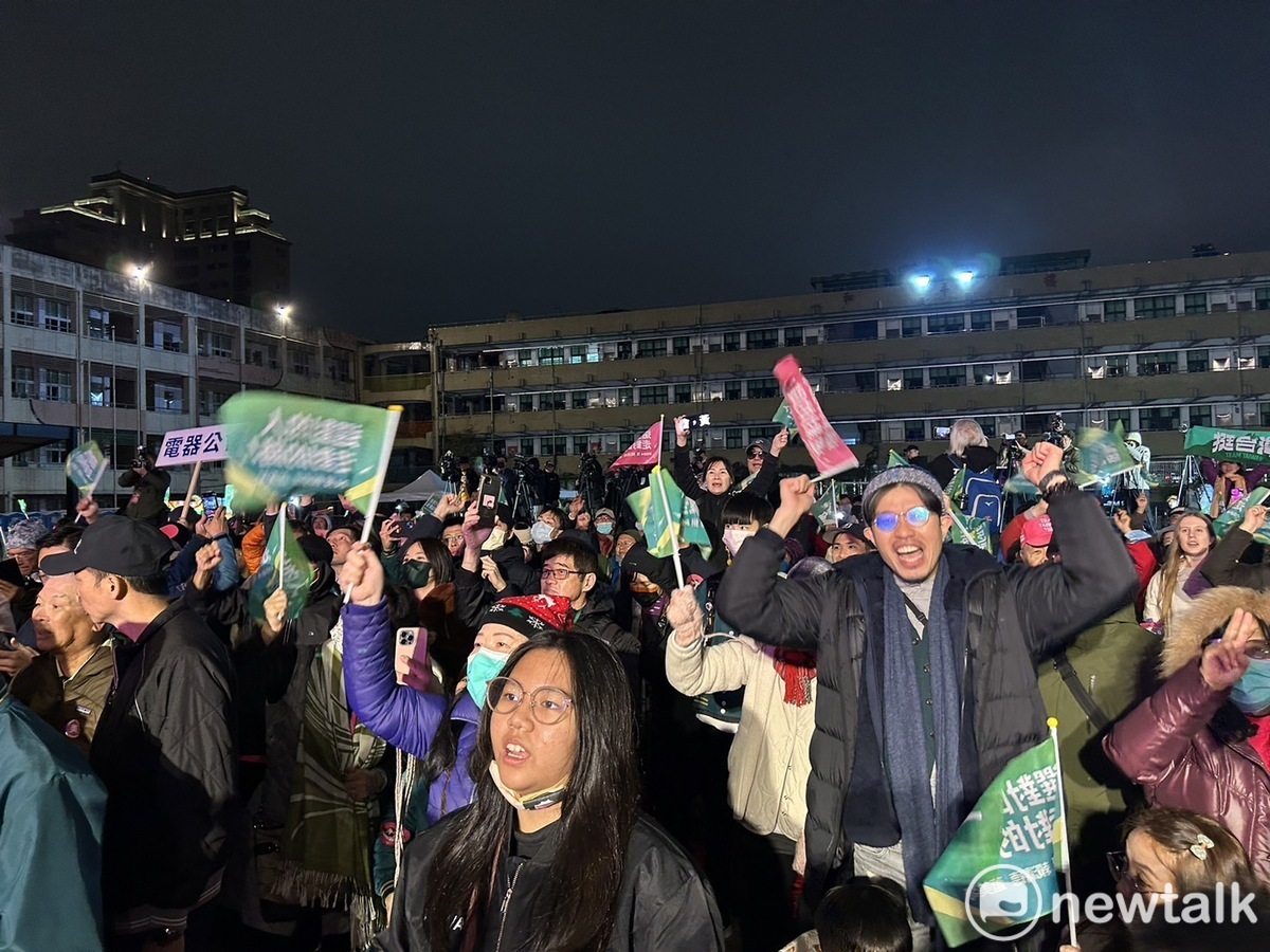  賴清德環島一圈返抵台北，支持者熱情相挺不離去。 圖：黃宣尹攝 