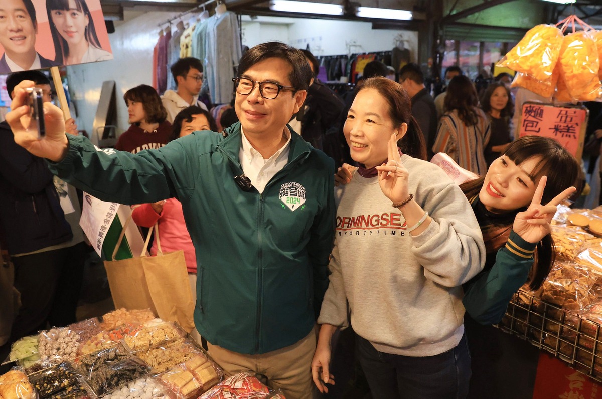  選舉倒數兩周，陳其邁全力輔選力拚高雄8席立委全壘打。 圖：翻攝自陳其邁臉書 