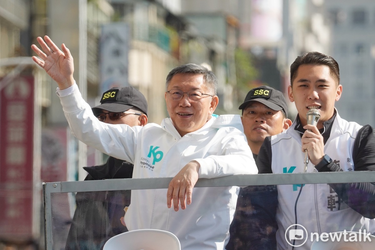  民眾黨總統候選人柯文哲今從競選總部出發，在新莊市區大車掃。 圖：張良一/攝 