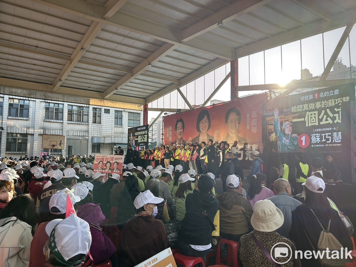  蘇巧慧在鶯歌舉行造勢活動，現場支持者擠爆會場。 圖：黃宣尹攝 