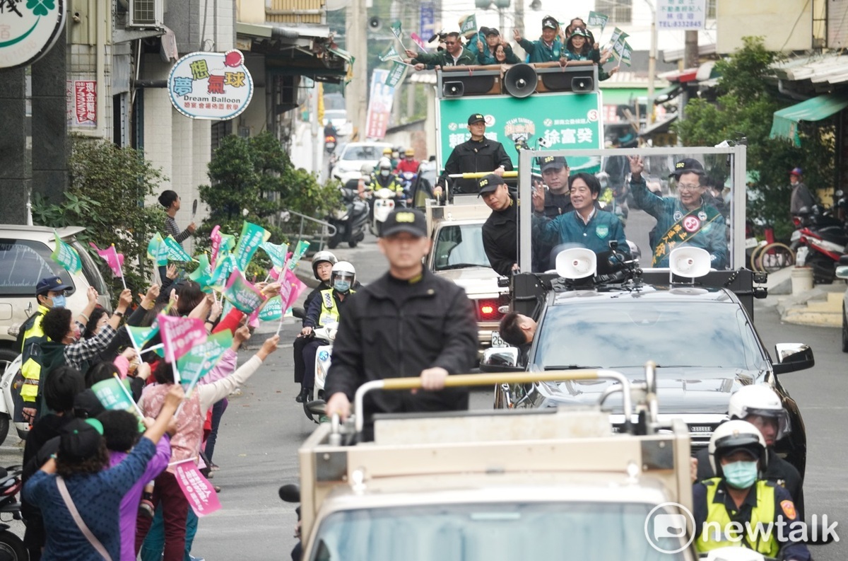 賴清德啟動全台車隊掃街，首站從屏東東港東隆宮出發，隨即在東港市區向民眾拜票。 圖：張良一/攝賴清德啟動全台車隊掃街，首站從屏東東港東隆宮出發，隨即在東港市區向民眾拜票。 圖：張良一/攝