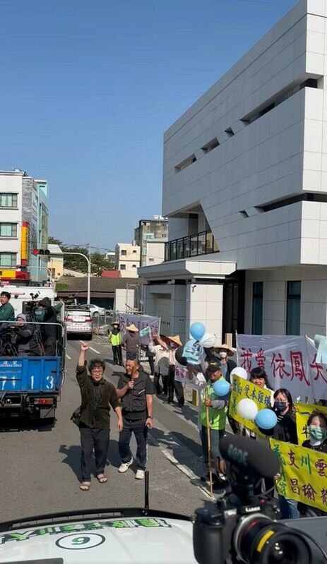 宣傳車抵達謝家豪宅時，房子外站滿等候已久的支持者。 圖：翻攝自「搶救王義川大兵」臉書 