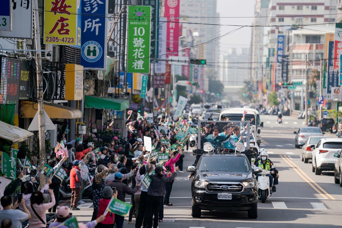  賴清德與江肇國車隊掃街，受到熱情歡迎。 圖：賴清德競總提供 