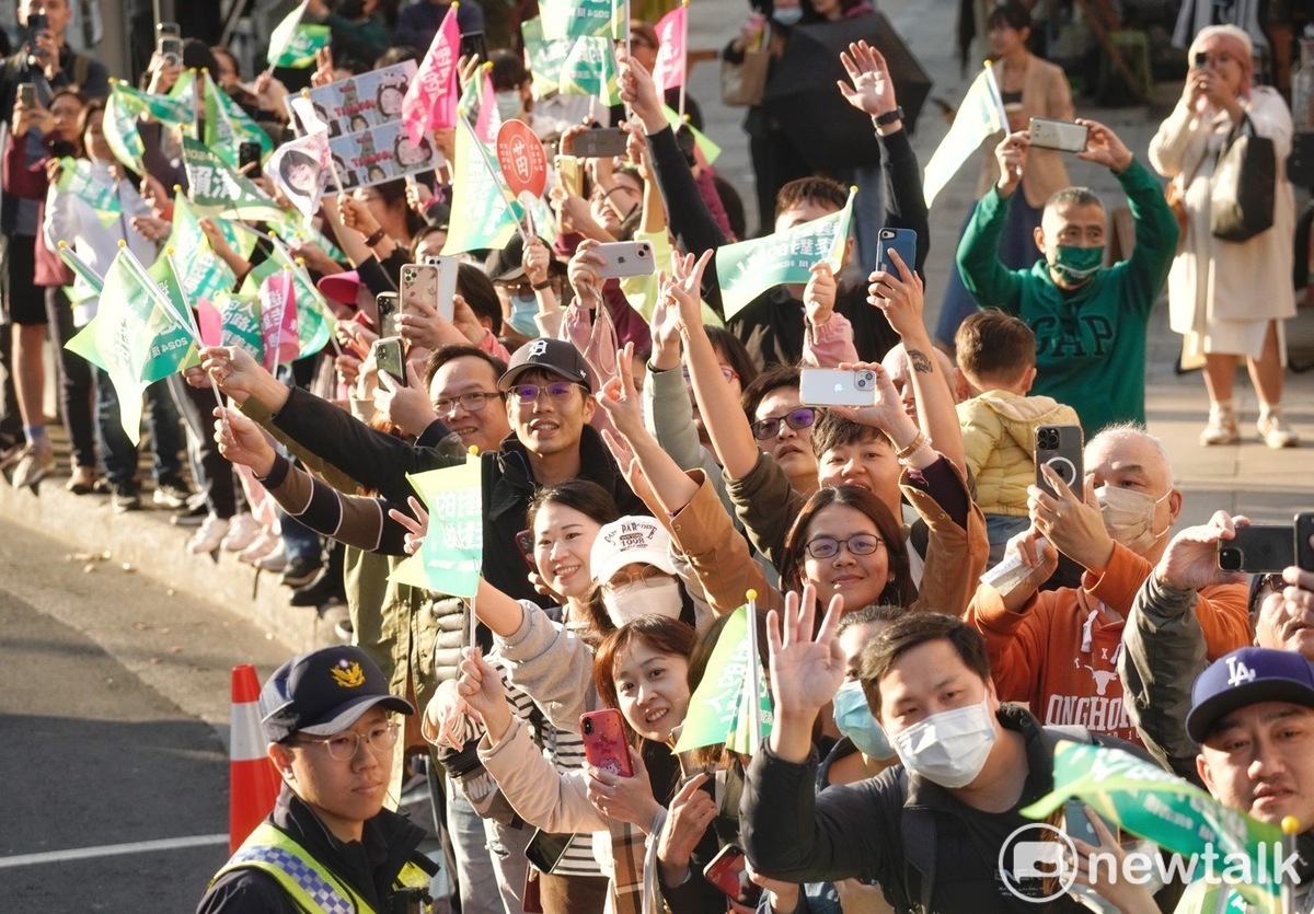  賴清德與蕭美琴在台北市忠孝東路車隊掃街，受到熱烈歡迎。 圖：張良一攝