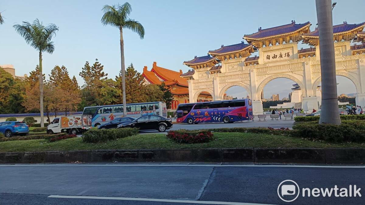  柯文哲登凱道造勢，被爆疑似動員遊覽車。 圖：讀者提供 