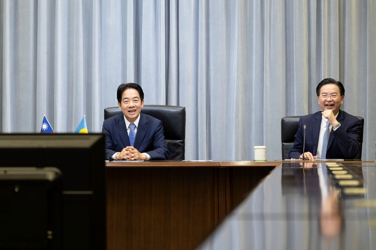  副總統賴清德與帛琉總統惠恕仁進行視訊談話，外交部長吳釗燮陪同。 圖：總統府提供 
