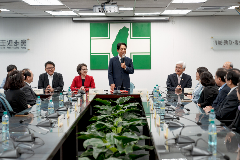  賴清德接獲中選會頒送當選證書，並發表談話。 圖：民進黨提供 