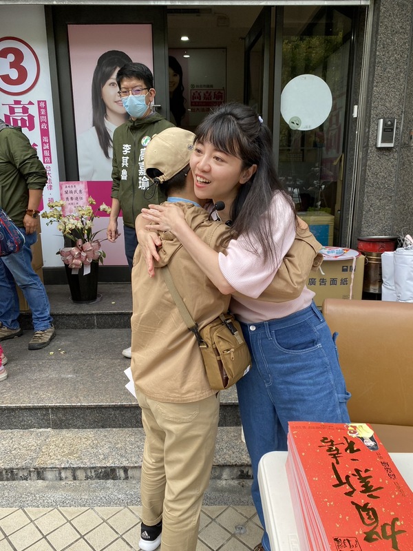 高嘉瑜連任失利後舉辦感恩簽名會，現場湧入支持者送上祝福。 圖：高嘉瑜辦公室提供 