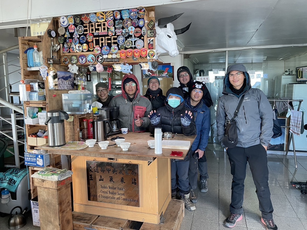  林佳龍關心玉山氣象站同仁的保暖問題，此次透過昔日幕僚送上咖啡等物資，紀念不因職位改變的情誼。 圖：翻攝自林佳龍臉書 
