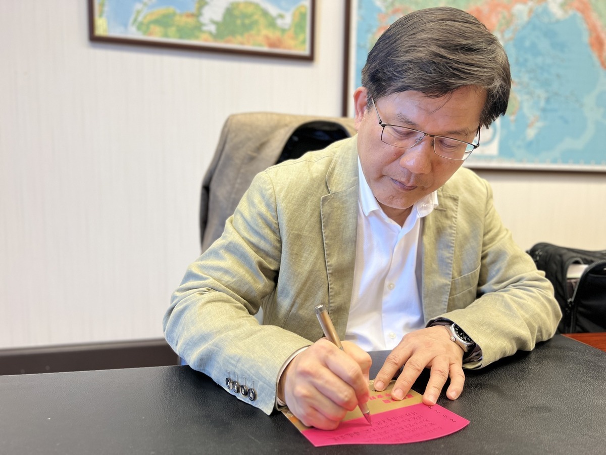 林佳龍關心玉山氣象站同仁的保暖問題，此次透過昔日幕僚送上咖啡等物資，紀念不因職位改變的情誼。 圖：翻攝自林佳龍臉書 