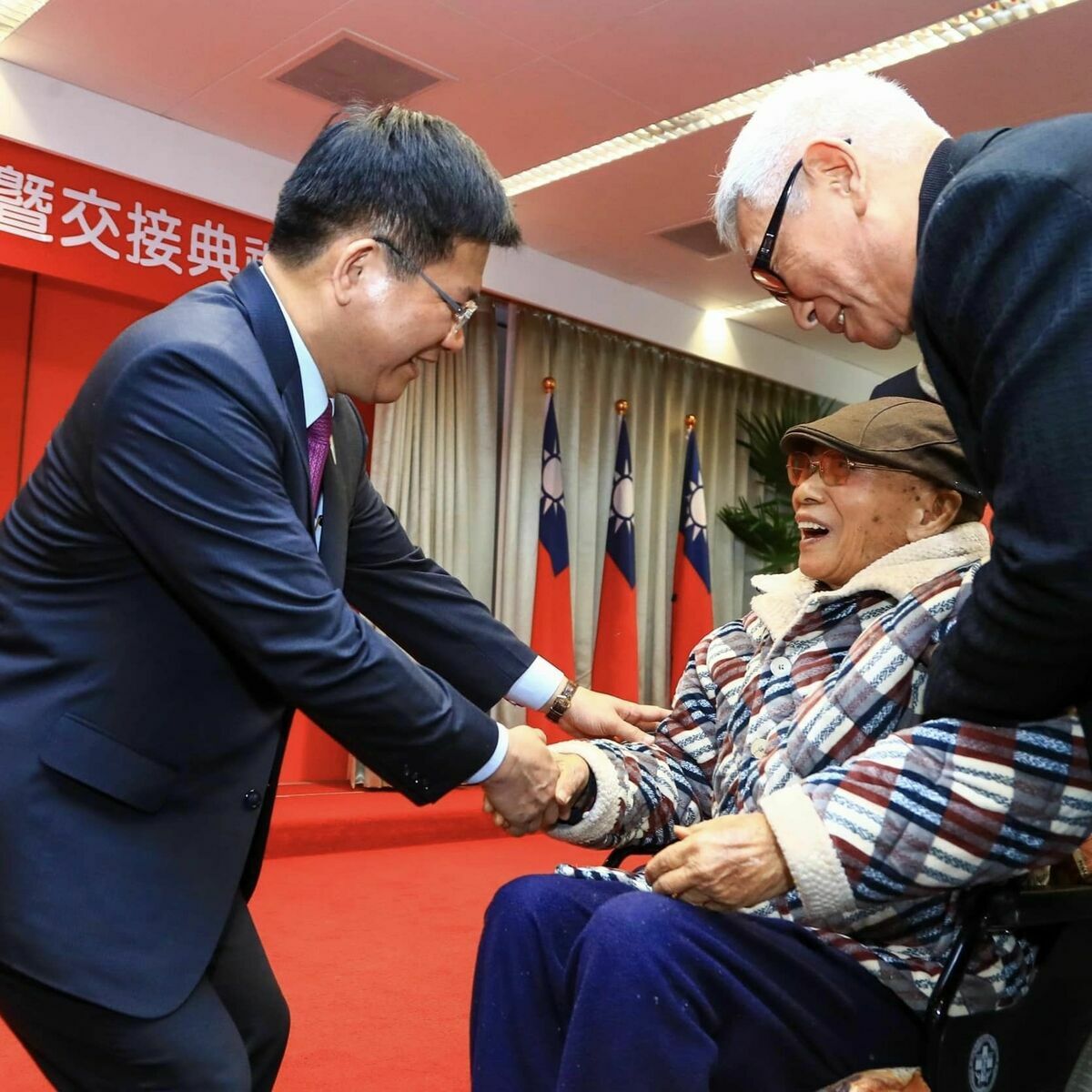  林佳龍於2018年台中市長任內，曾頒予黃永阜榮譽市民證書及獎章。 圖：翻攝自林佳龍臉書 