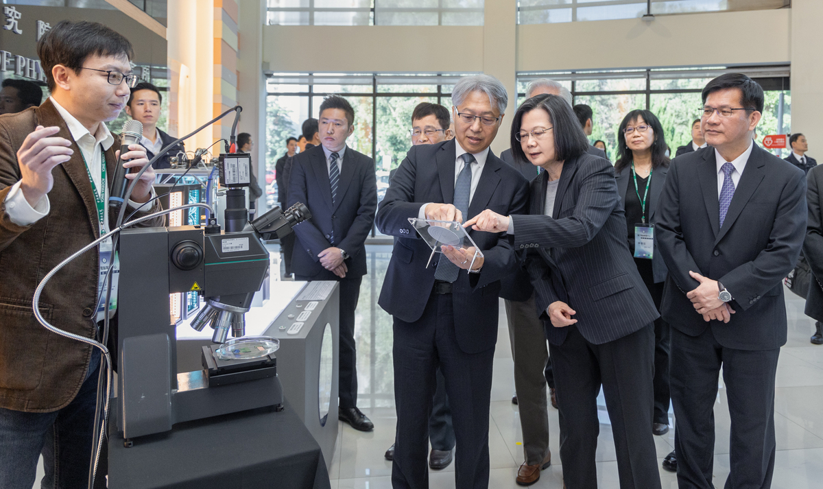  總統蔡英文視察「中研院量子電腦專題中心研發成果」。 圖：總統府提供 