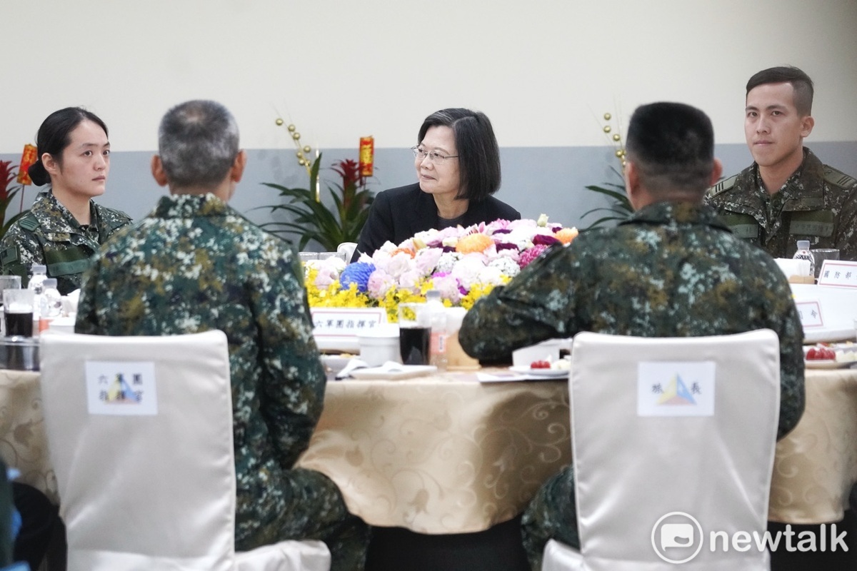  總統蔡英文中午前往陸軍第 542 旅勗勉，並與官兵代表會餐。 圖：張良一攝 