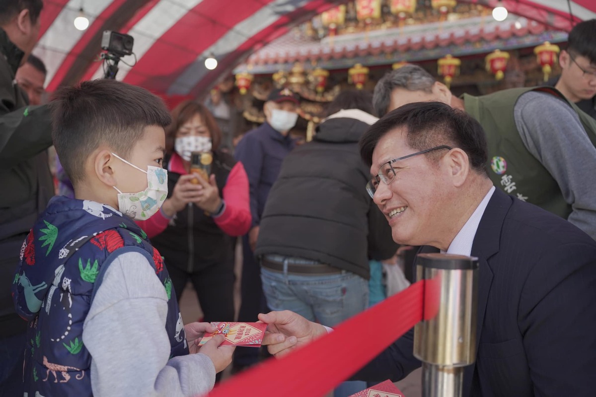  林佳龍大年初二循例回到雲林老家參香祈福。 圖：翻攝自林佳龍臉書 