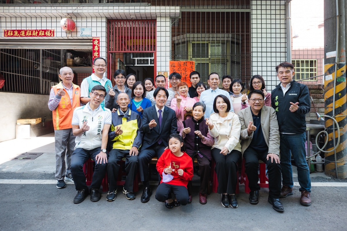  賴清德在大年初五驚喜拜訪92歲超級粉絲一家人。 圖：民進黨提供 
