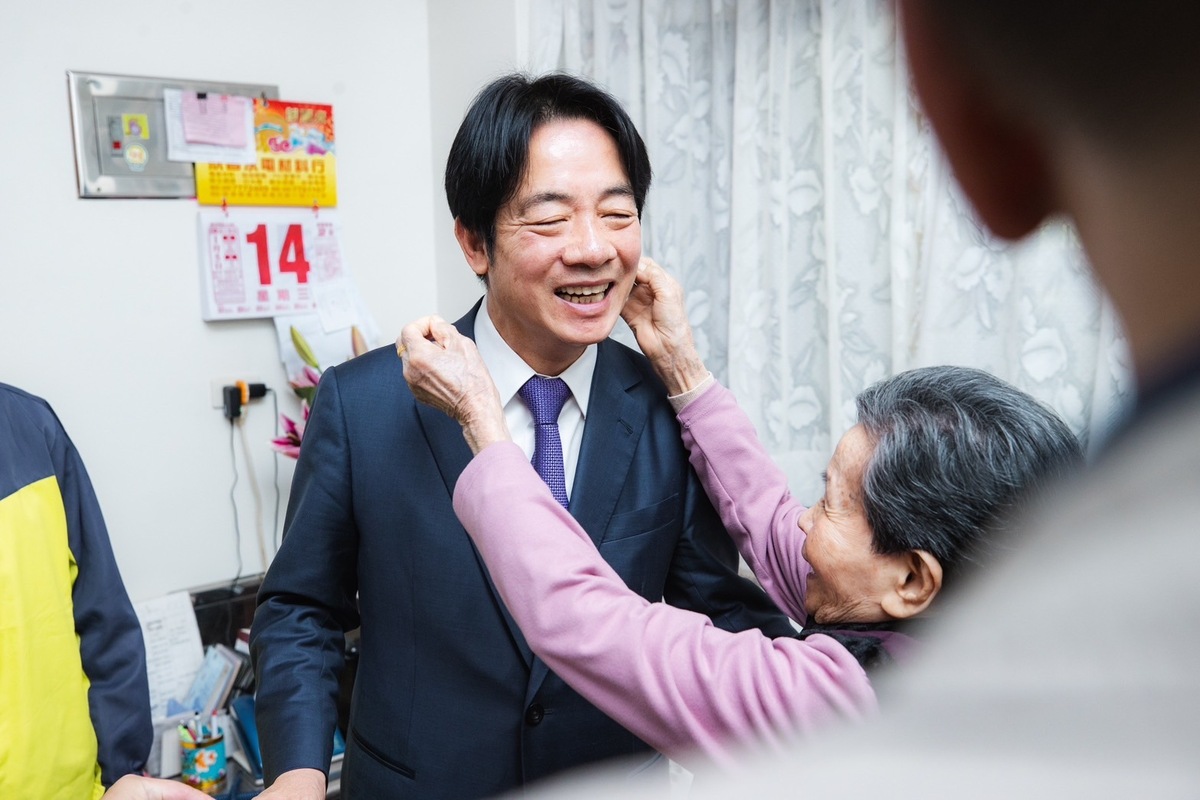  賴清德在大年初五驚喜拜訪92歲超級粉絲一家人。 圖：民進黨提供 