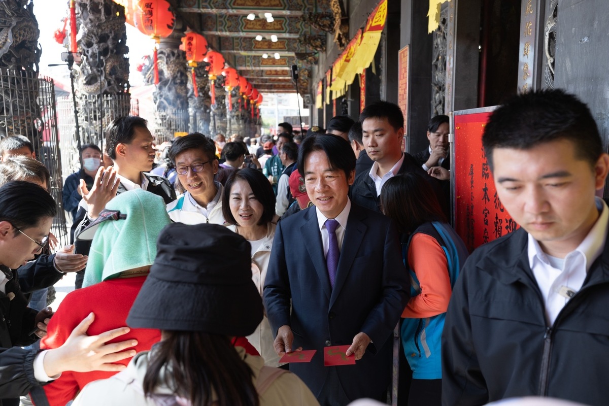  賴清德在周春米、鍾佳濱等人陪同下，前往 「屏東玉皇宮」參香、發放福袋。 圖：總統府提供 