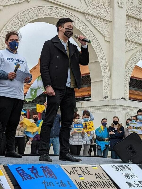  李問過去經常參與聲援烏克蘭的活動。 圖：翻攝自民進黨國際部臉書 