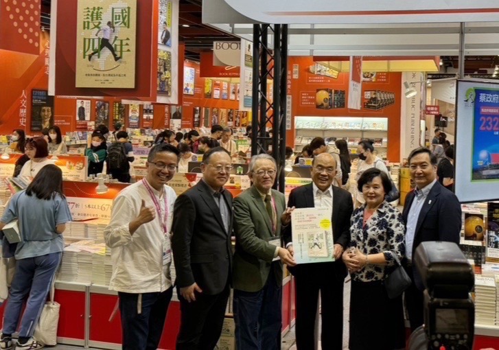  蘇貞昌與妻子詹秀齡參觀2024台北國際書展，文化部長史哲等人陪同。 圖：蘇貞昌辦公室提供 