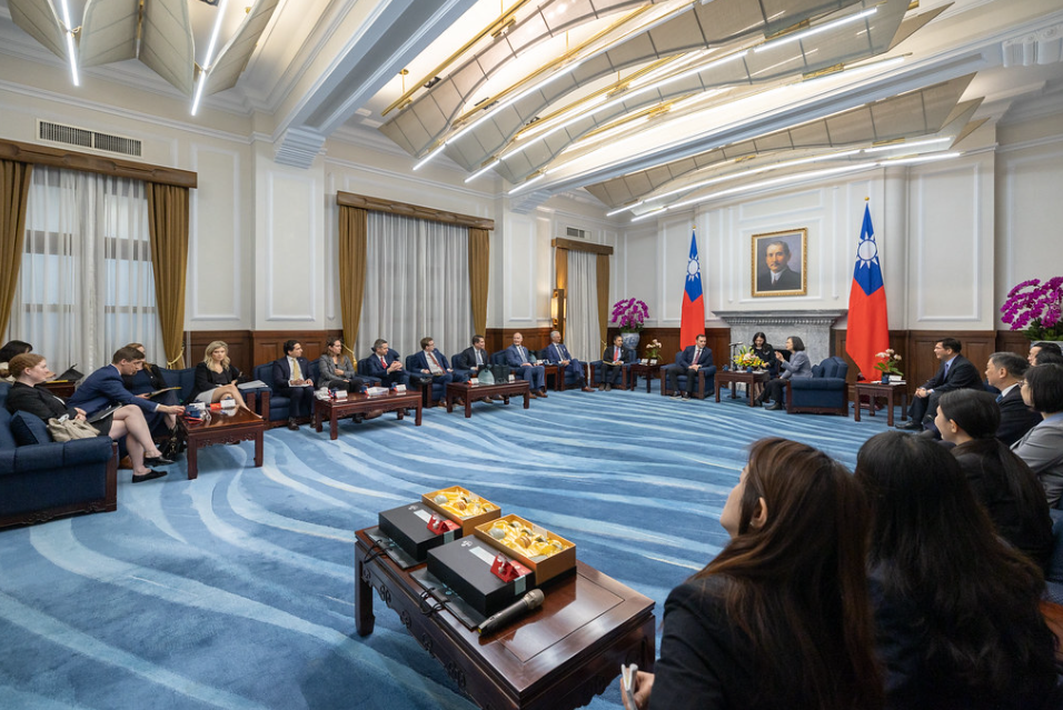  蔡英文接見蓋拉格所率跨黨派重量級議員訪問團。 圖：總統府提供 