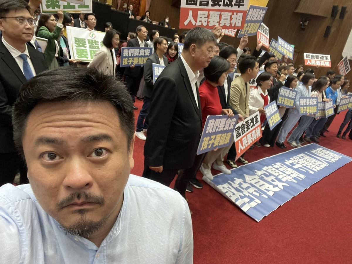  洪申翰擔任黨團幹部，常扛起與藍白攻防的重責。 圖：翻攝自洪申翰臉書 