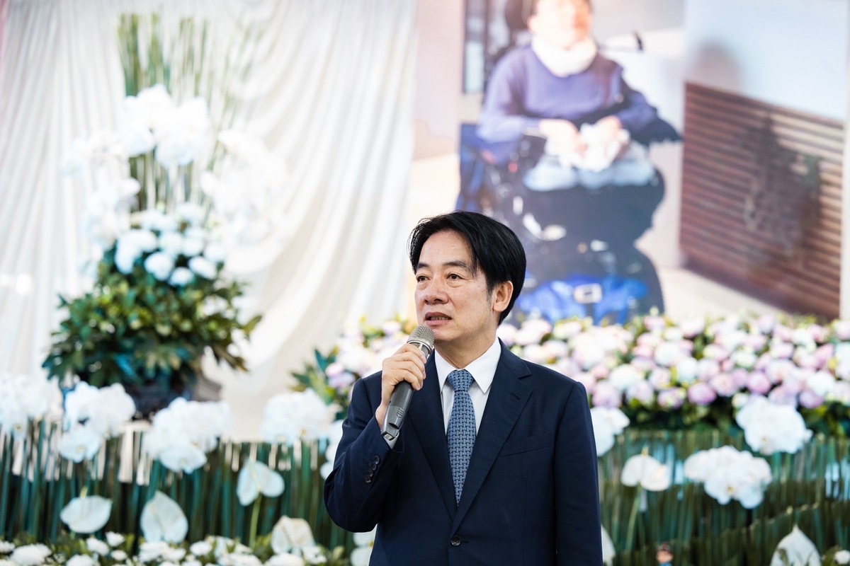 賴清德出席陳俊翰告別式。 圖：民進黨提供 