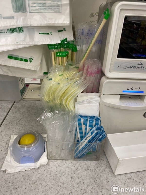  全家今年開始對一次性消費的餐具試行收費，提高環保意識。 圖：劉黎兒／攝 