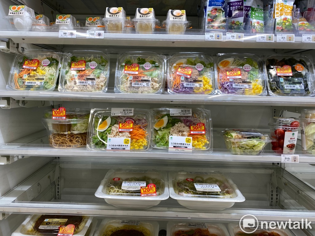  便利店現在都積極降價促銷以減少食品廢棄。 圖：劉黎兒／攝