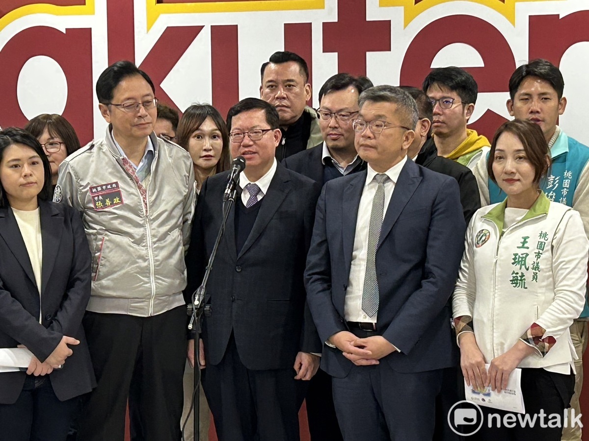  鄭文燦回到樂天桃園棒球場視察。 圖：黃宣尹攝 