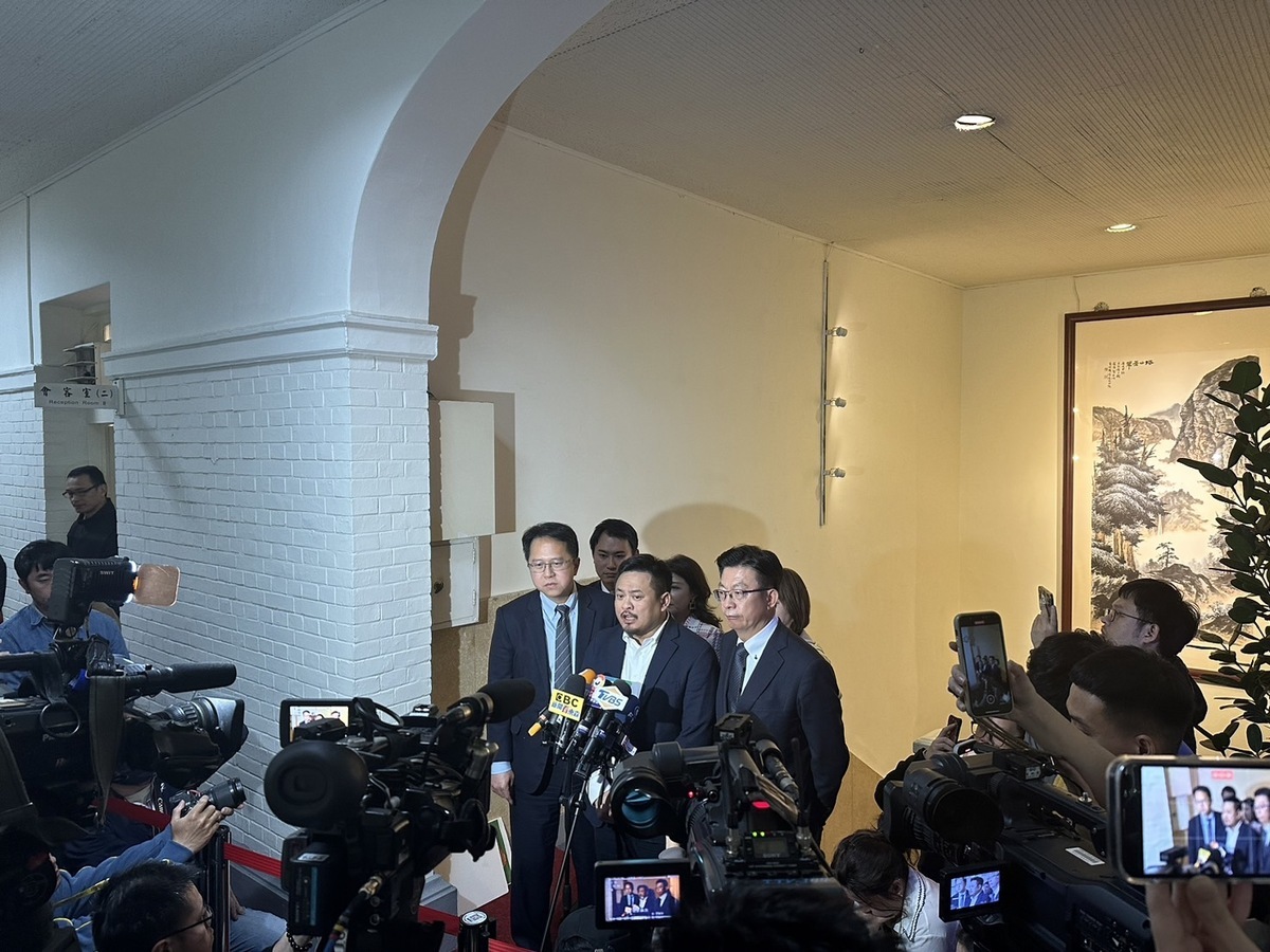  洪申翰、郭國文等人還原議場狀況。 圖：翻攝自郭國文臉書 