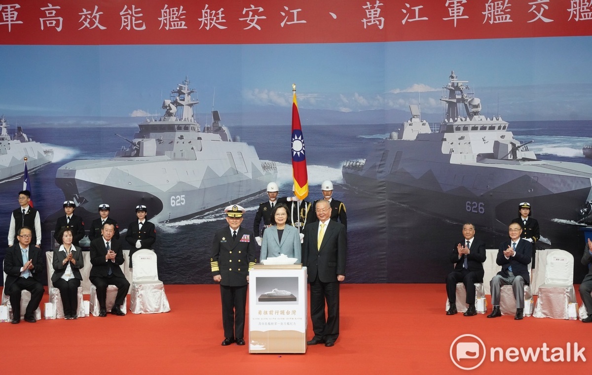  總統蔡英文主持「海軍高效能艦艇安江及萬江軍艦交艦典禮」，並校閱艦艇官兵。 圖：張良一攝 