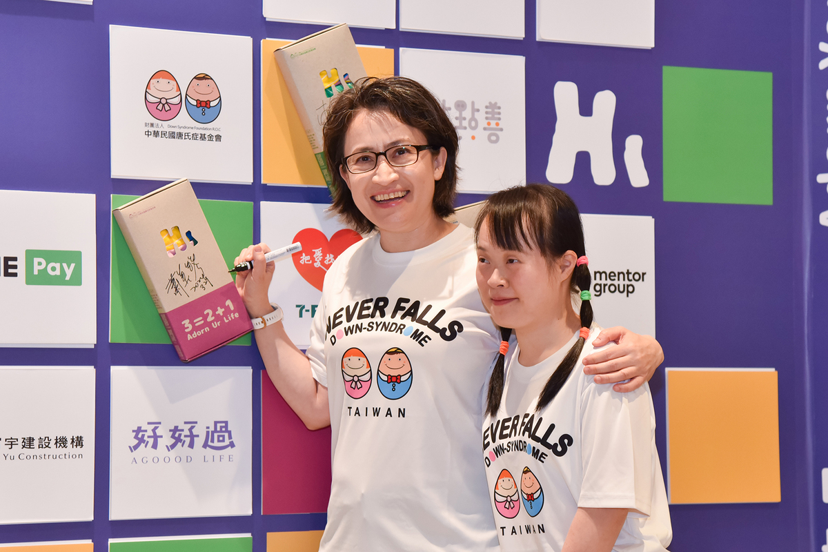  蕭美琴出席「讓世界看見我們的樣子」特展，以行動力挺唐氏症寶寶。 圖：唐氏症基金會提供 