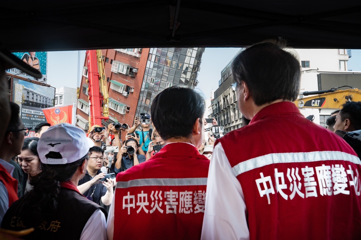  賴清德在地震發生後前往花蓮瞭解災害情形及救援進度，也透過社群平台與各國政要表達感謝關懷。 圖：總統府提供 