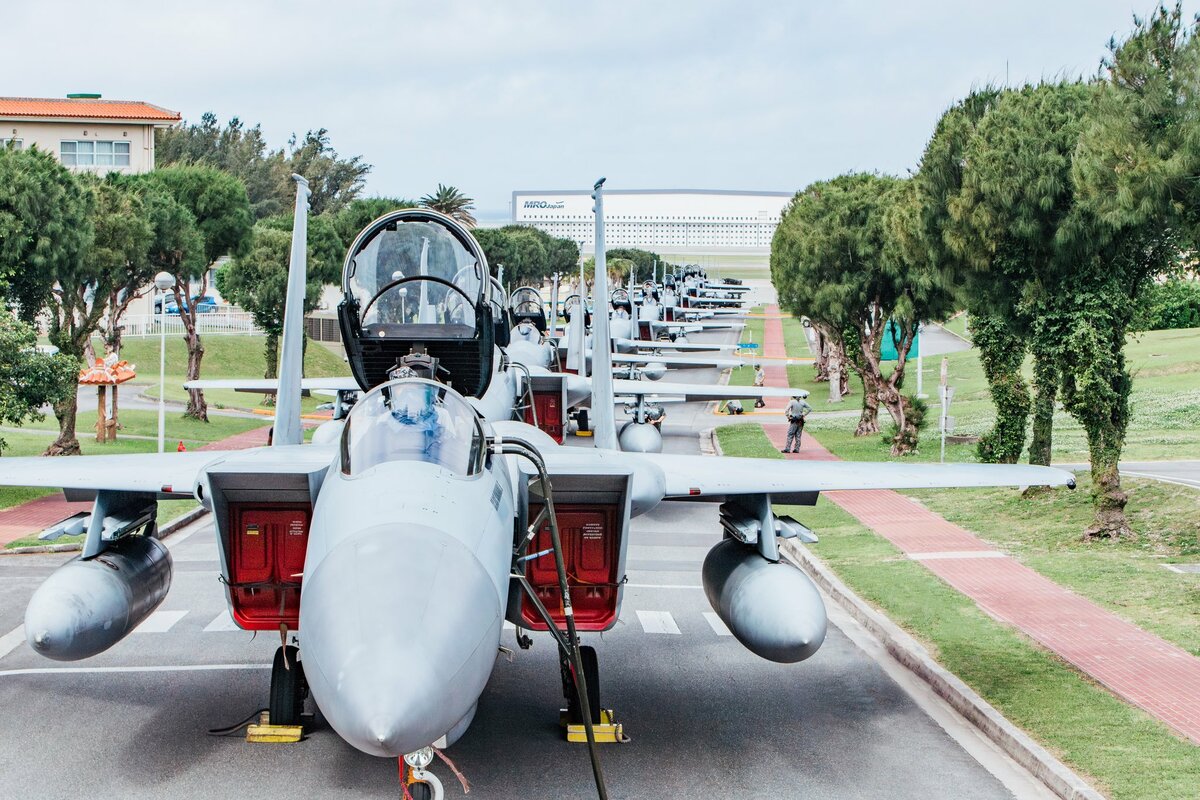  日本航空自衛隊吸取 311 大地震時，松島基地受海嘯侵襲的教訓，及時將裝備轉移至地勢較高的地區。 圖：翻攝自 @Naha_AirBase X 帳號 