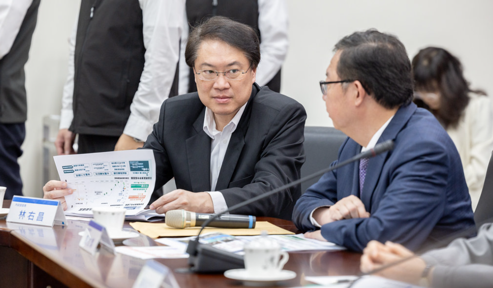  蔡英文前往花蓮視察台水救災搶救復水工作，鄭文燦、林右昌也都出席。 圖：總統府提供 