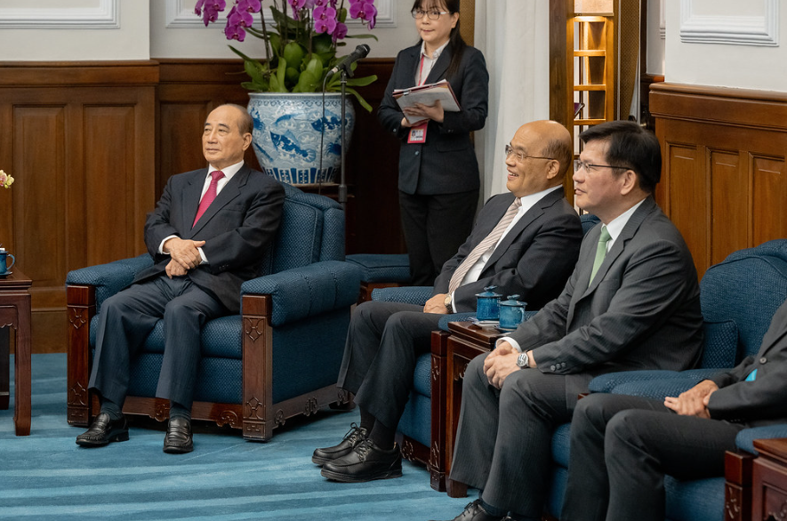  蔡英文授勳表彰中華奧會主席林鴻道，王金平、蘇貞昌與林佳龍都出席觀禮。 圖：總統府/提供 