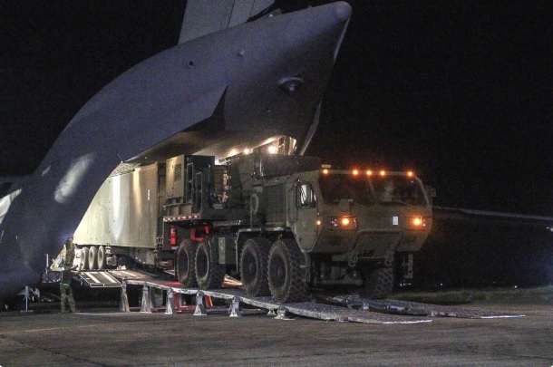  美軍運輸機 C-17 於 7 日將中程導彈系統運送至菲律賓。 圖：翻攝自U.S. Army Pacific Command 