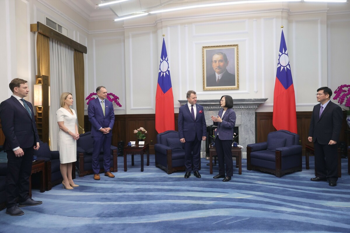  立陶宛外交部前政務次長阿頓梅納斯率團來訪，並與總統蔡英文會晤。 圖：總統府提供 
