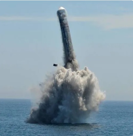  「巨浪 -2 」潛射導彈衝出水面。 圖：翻攝自 軍武次位面 