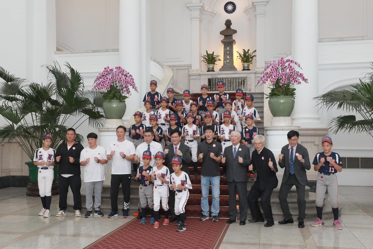  林佳龍在總統府接待宜蘭三星國小棒球隊，也到麥當勞屢行一起吃漢堡的承諾。 圖：翻攝自林佳龍臉書 