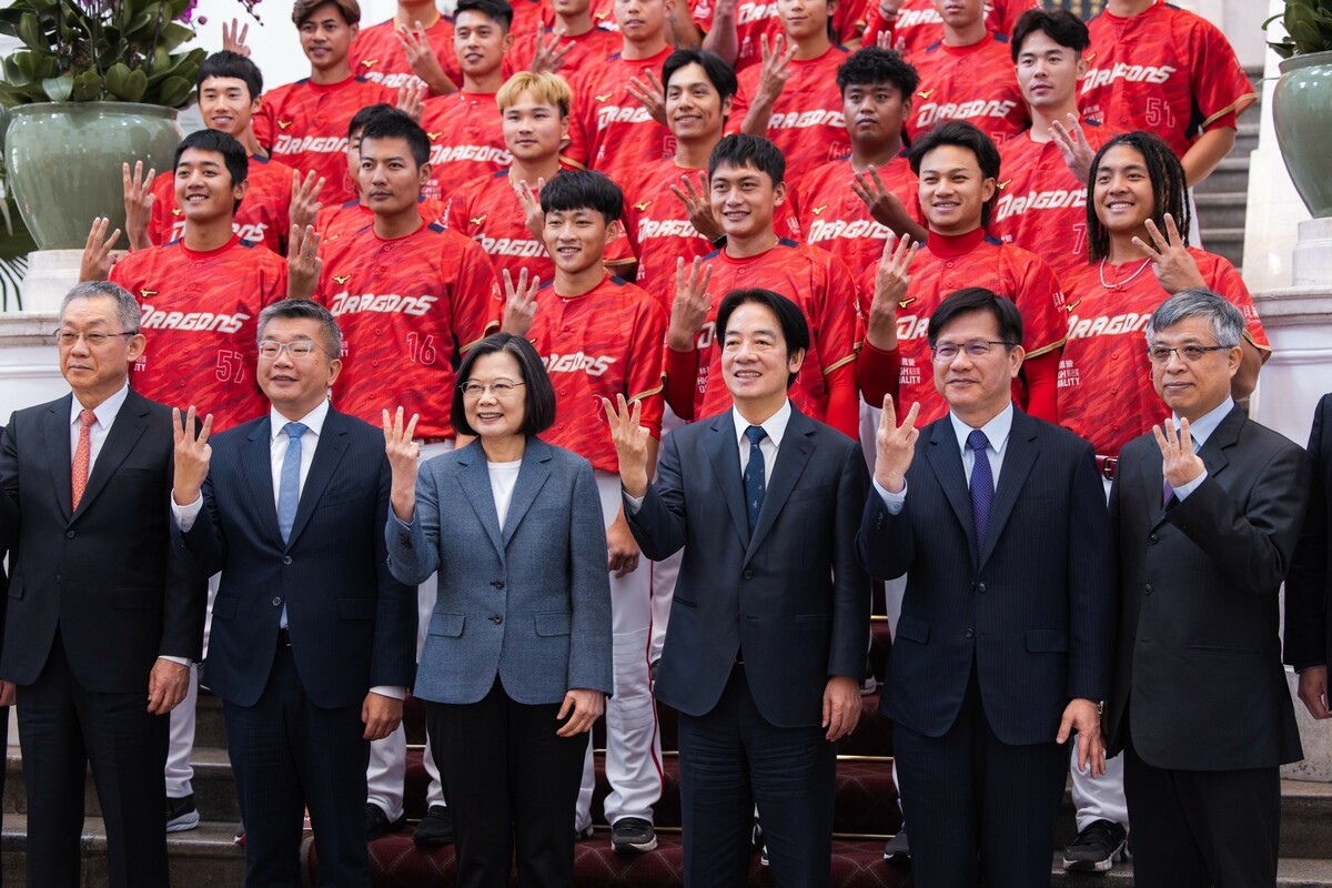  林佳龍上月21日陪同蔡英文、賴清德接見味全龍隊。 圖：總統府提供 