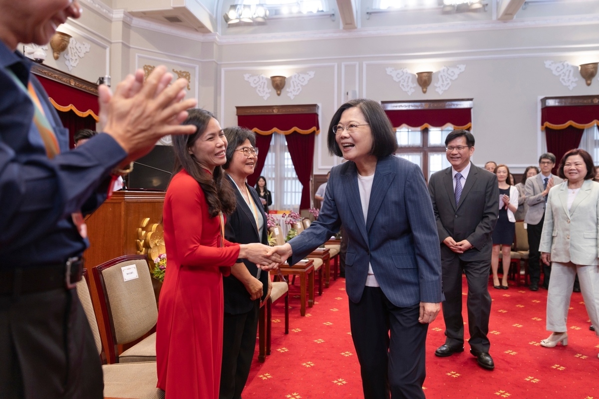  總統蔡英文接見2024年全國模範勞工、全國模範移工及其眷屬。 圖：總統府提供 