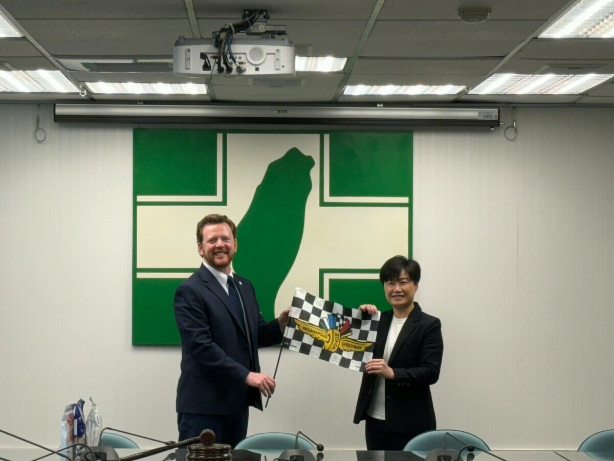  美國民主黨州主席協會訪團拜訪民進黨，代理秘書長楊懿珊率領黨務主管接見。 圖：民進黨提供 