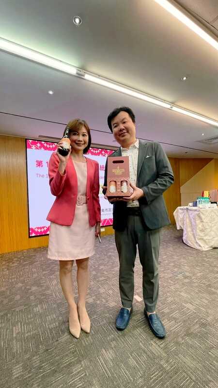  台風造酒創辦人許承穎與國宴主持人郭雅慧合影。 圖：翻攝自台風造酒臉書 