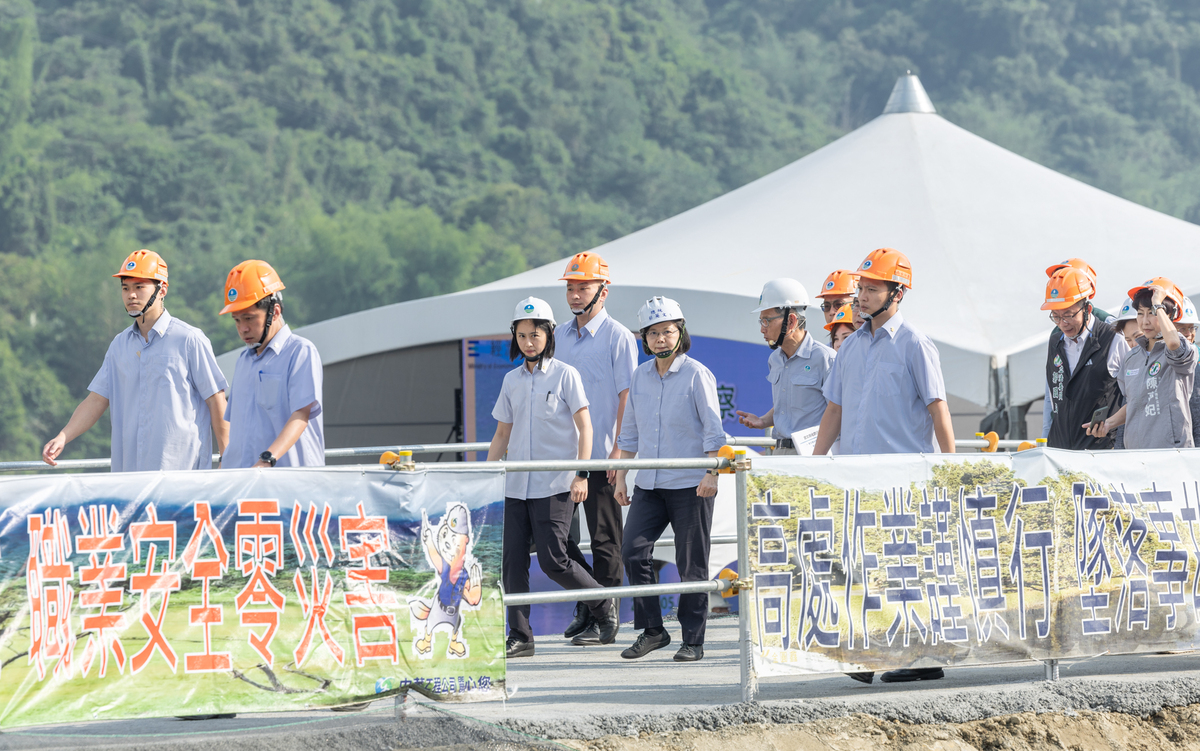  總統蔡英文前往台南視察曾文南化聯通管工程計畫。 圖：總統府提供 
